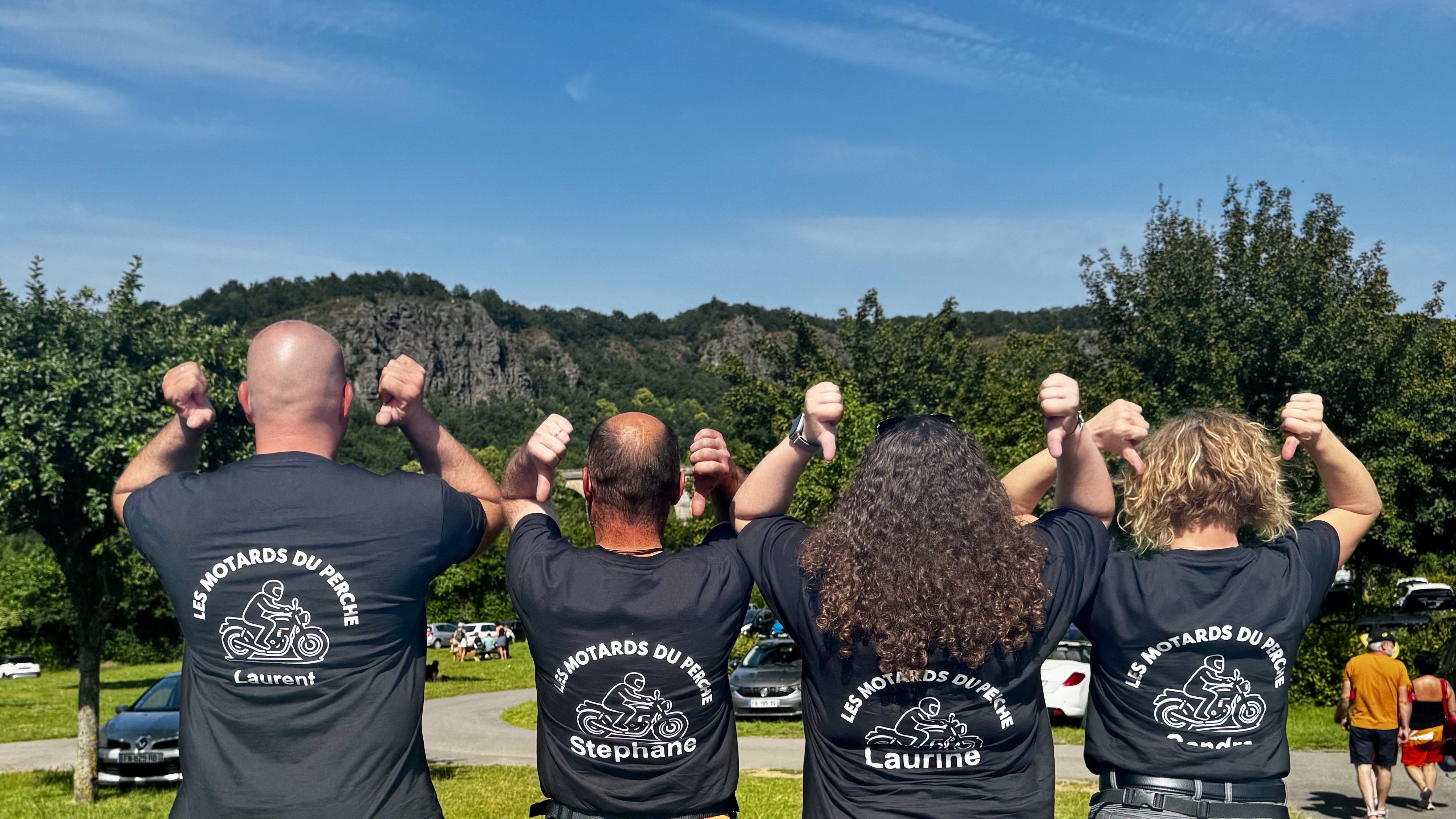 Des membres des Motards du Perche, de dos, avec le t-shirt du club